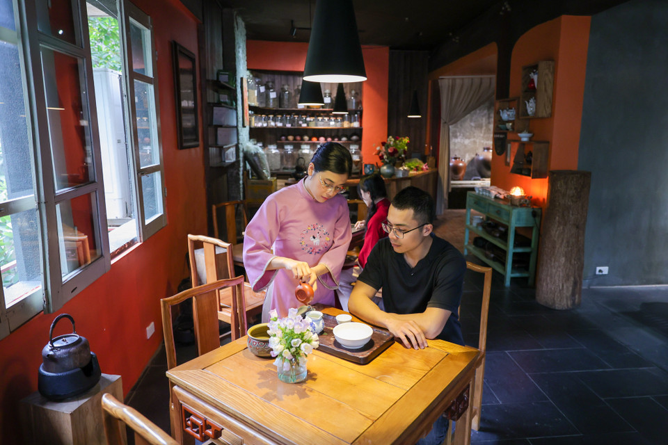 Sự tinh tế của người trà nương còn thể hiện trong cách đem ấm chén ra cho khách. Mỗi một mùa, trà nương sẽ sử dụng một loại ấm khác nhau để pha. (Ảnh: Minh Sơn/Vietnam+)