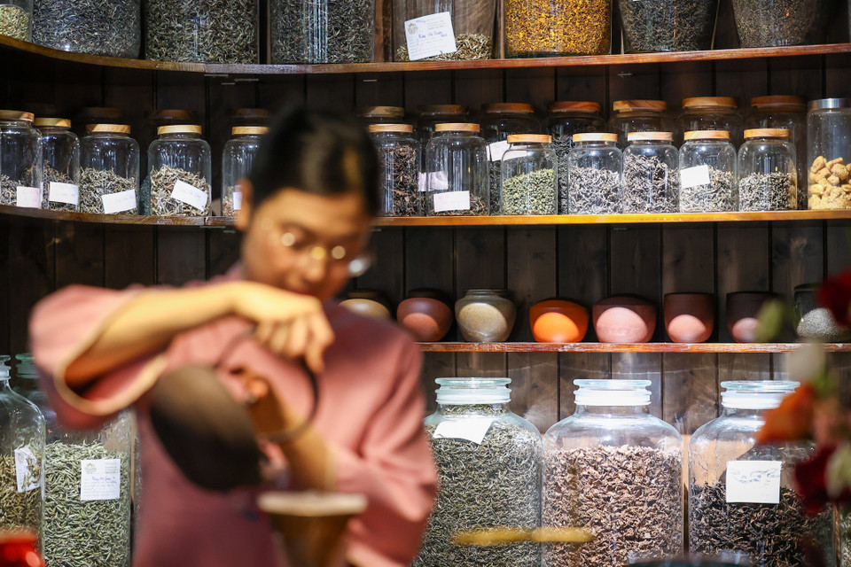 Khi khách đến, trà nương phải tư vấn lựa chọn cho khách trà có thể sử dụng trong ngày dựa trên thời tiết, tính cách hoặc giới tính của khách để lấy pha theo vị khác nhau. (Ảnh: Minh Sơn/Vietnam+)