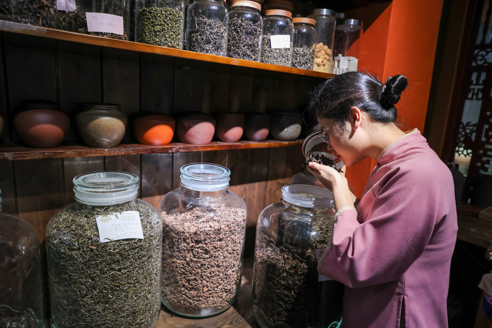 Trà nương không chỉ đơn thuần pha trà ra đúng hương vị thơm ngon nhất mà còn phải có sự am hiểu sâu sắc để giúp khách hàng thưởng thức được cái hay, cái đẹp trong từng chén trà. (Ảnh: Minh Sơn/Vietnam+)