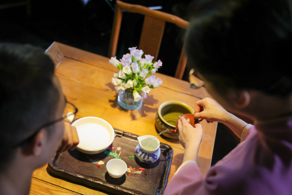 Vừa pha trà, các trà nương cũng sẽ kể chuyện về nguồn gốc xuất xứ của trà, vị ngon đặc trưng của trà. Đây cũng là một cách để truyền tải văn hóa trà truyền thống của Việt Nam cho các khách hàng. (Ảnh: Minh Sơn/Vietnam+)