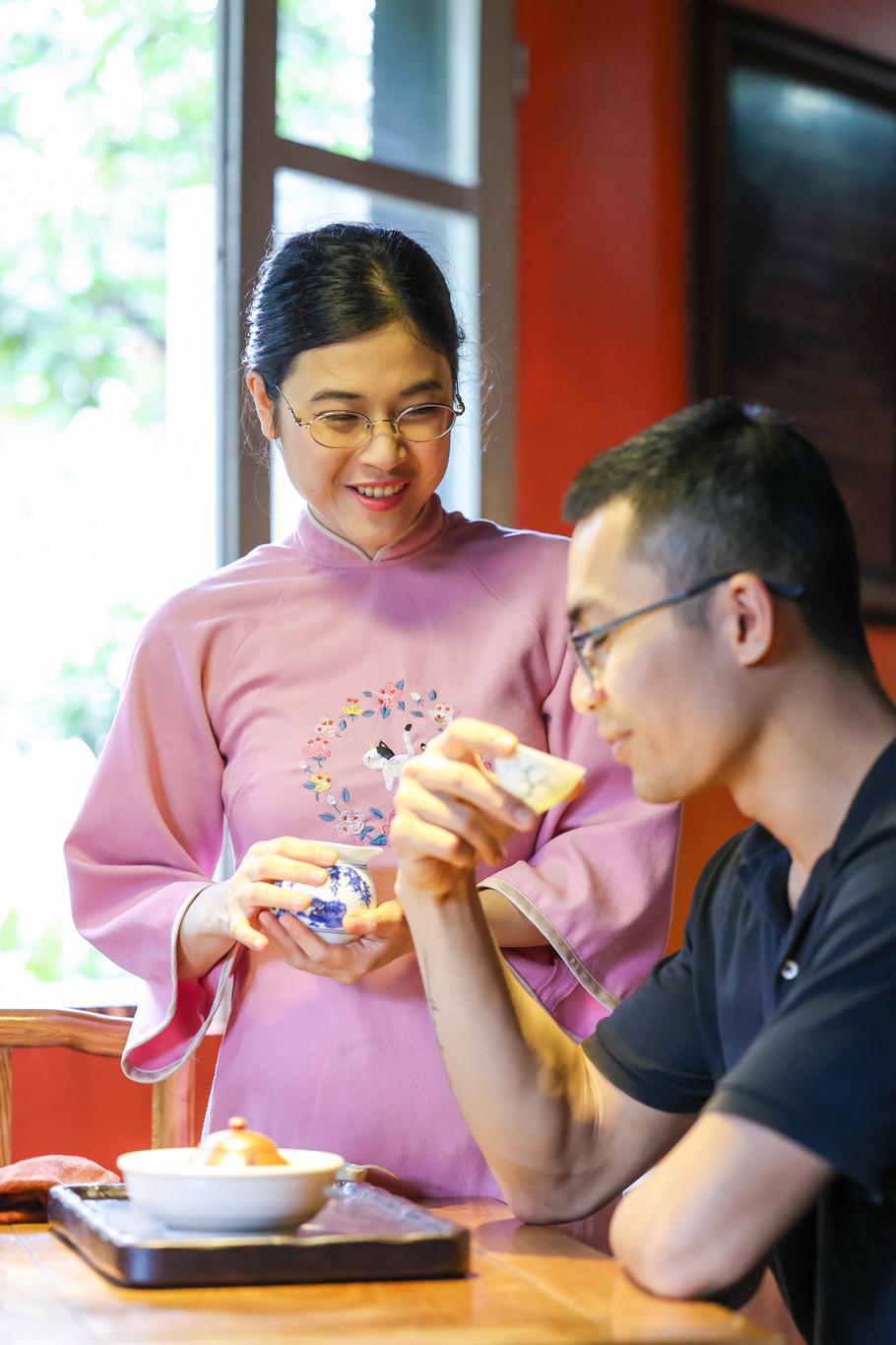 Một trà nương tinh tế sẽ mang đến cho những vị khách của mình buổi thưởng trà thư thái, trọn vẹn. Tùy từng loại trà, các trà nương sẽ pha với lượng nước, nhiệt độ vừa phải, biết cách làm sạch trà, canh chỉnh thời gian trà ngấm. Đây chính là nghệ thuật để tạo nên thức uống thơm ngon, tuyệt hảo. (Ảnh: Minh Sơn/Vietnam+)