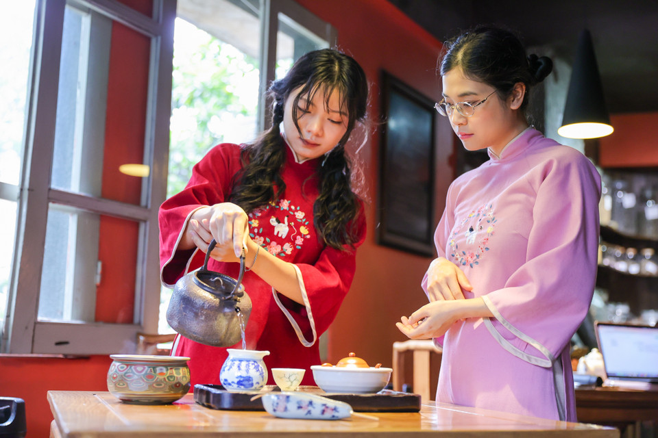 Hàng ngày, Linh sẽ chỉ dạy cho các trà nương trẻ tuổi các thao tác về pha trà. Một trà nương mất ít nhất 6 tháng để biết về trà. Linh cũng dạy cho họ cách đi đứng, ăn nói để trở thành một trà nương thực thụ. (Ảnh: Minh Sơn/Vietnam+)
