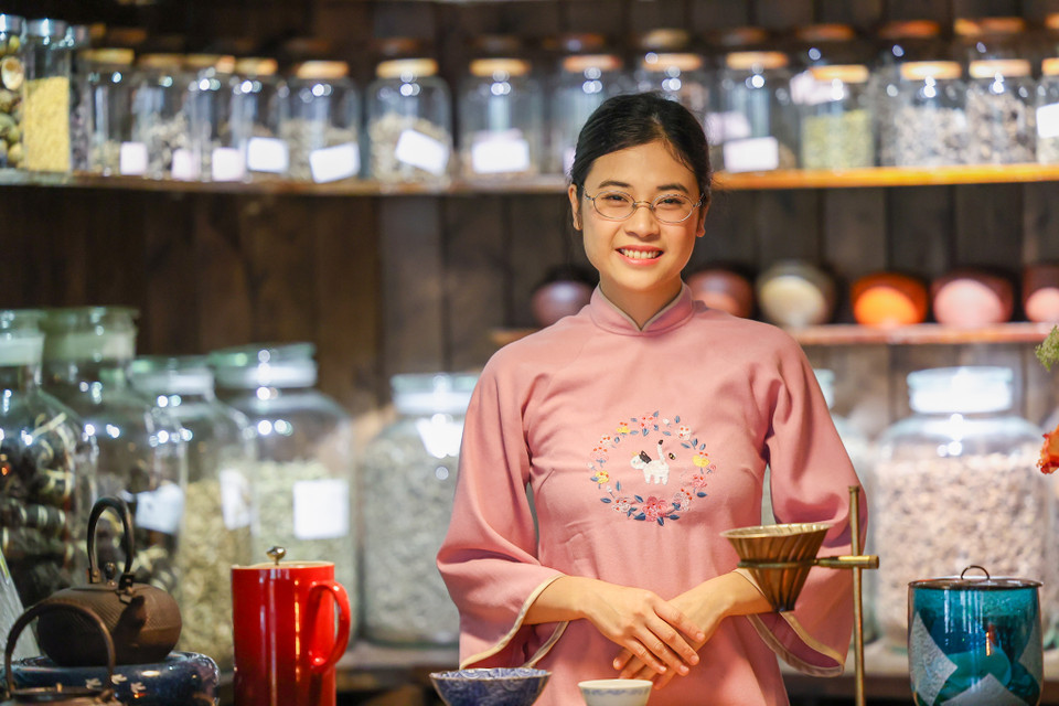 Lê Ngọc Linh (31 tuổi) là một trà nương tại Thưởng trà quán (2 Tông Đản, Hà Nội). Linh đã có 8 năm học hỏi và hiểu biết nhiều về văn hóa trà Việt, từ đó truyền cảm hứng cho khách qua từng chén trà. (Ảnh: Minh Sơn/Vietnam+)