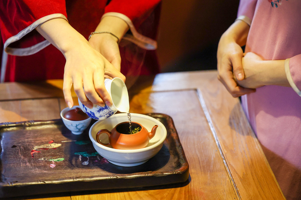 Nhiệm vụ quan trọng nhất của các trà nương là truyền tải được vị ngon, giúp khách hiểu và cảm nhận được giá trị của tách trà đặc biệt là trà truyền thống Việt Nam. (Ảnh: Minh Sơn/Vietnam+)