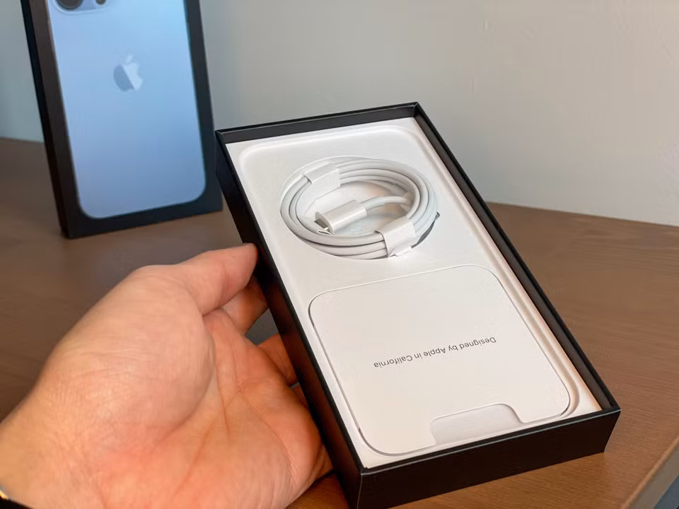 Năm nay, Apple bán đầy đủ cả bốn mẫu iPhone 13 ngay từ 24/9 nhưng nguồn cung hạn chế. Các đại lý ủy quyền của Apple cho biết nhiều khả năng iPhone sẽ được bán chính hãng tại Việt Nam vào cuối tháng 10. (Ảnh: PV/Vietnam+)