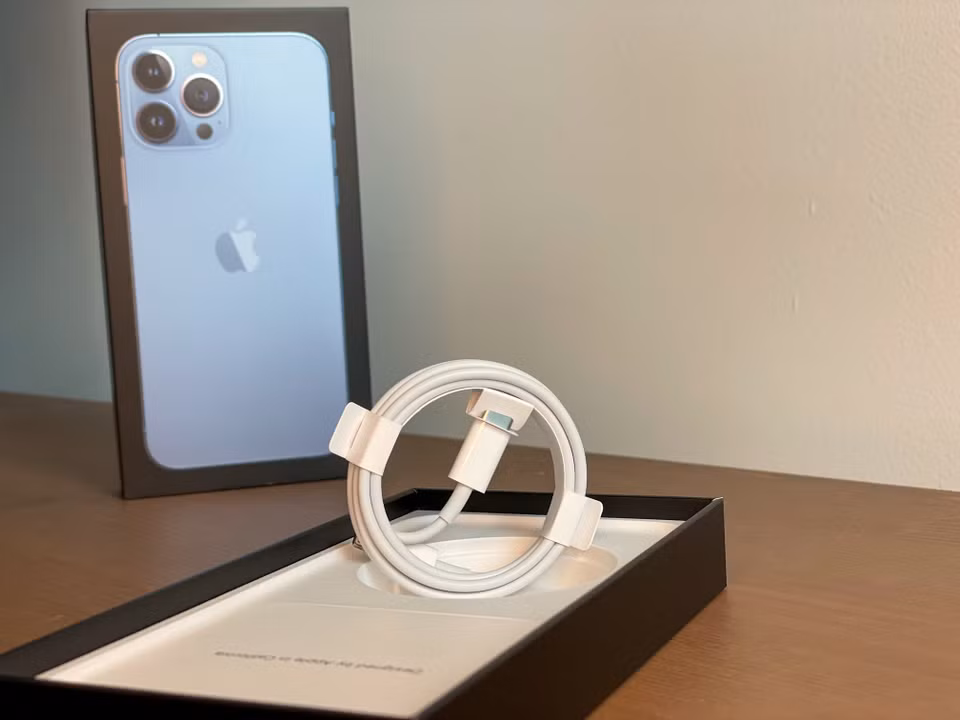 Anh Lạc Huy, đại diện CellphoneS cho biết mức giá dự kiến cho dòng sản phẩm này dao động từ 22-50 triệu đồng tùy phiên bản. (Ảnh: PV/Vietnam+)