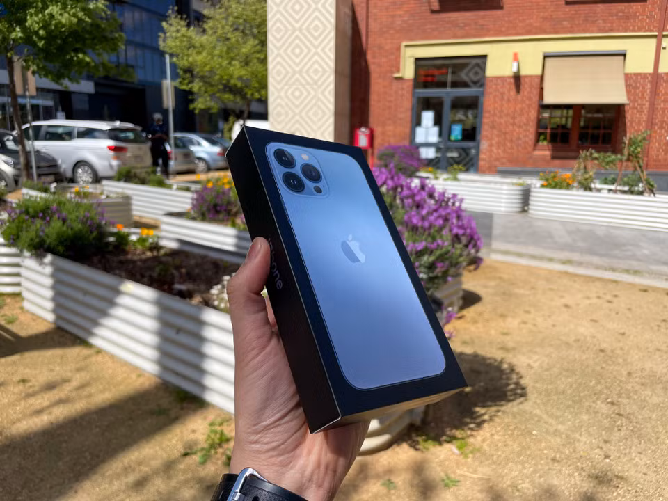 Cận cảnh hộp iPhone 13 ngoài đời thật. Mẫu iPhone năm nay vẫn bỏ củ sạc và tai nghe. (Ảnh: PV/Vietnam+)