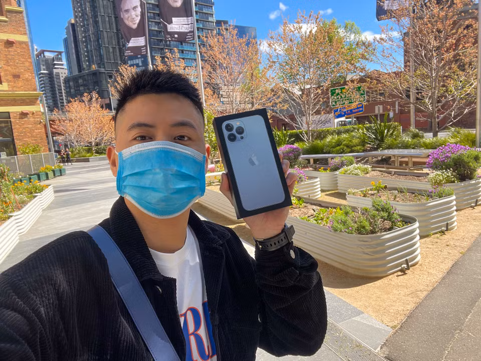Việt Anh, đang học tại Melbourne là một trong những người đầu tiên nhận iPhone mới tại Australia. Việt Anh đã đặt hàng trước trên website Apple, sau đó nhận lịch hẹn và phải đến đúng khung giờ để lấy máy. (Ảnh: PV/Vietnam+)