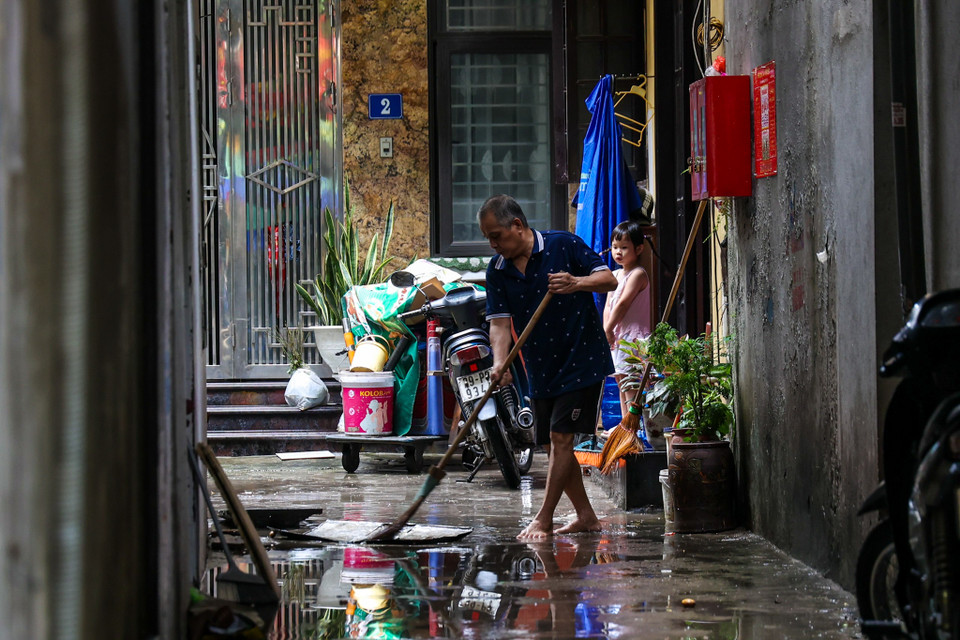 Theo ghi nhận, một tuyến đường như Quốc lộ 6 (quận Hà Đông) Tố Hữu, Triều Khúc (quận Thanh Xuân), Đại lộ Thăng Long (Q.Nam Từ Liêm) vẫn còn tình trạng ngập nhẹ. (Ảnh: Minh Hiếu/Vietnam+)