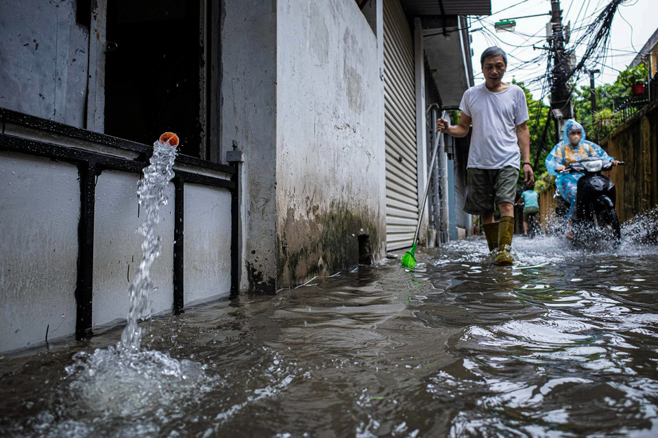 Khu vực Triều Khúc (Thanh Xuân, Hà Nội) nước vẫn chưa rút mặc dù mưa đã tạnh từ lâu. (Ảnh: Minh Hiếu/Vietnam+)