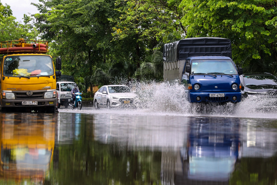 Theo Trung tâm Dự báo khí tượng thủy văn quốc gia, mưa lớn ở Hà Nội và các tỉnh thành Bắc Bộ và Thanh Hóa còn kéo dài đến hết ngày 24/7. Phía Đông Bắc Bộ và Thanh Hóa mưa 70 - 150 mm, có nơi trên 300 mm. Phía Tây Bắc Bộ và Nghệ An lượng mưa 50 - 100 mm, có nơi trên 200 mm. (Ảnh: Minh Hiếu/Vietnam+)