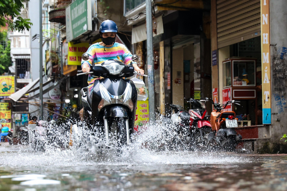 Nhiều đoạn ngập kéo dài cả trăm mét khiến các phương tiện di chuyển khó khăn. (Ảnh: Minh Hiếu/Vietnam+)