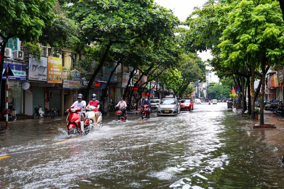 Ghi nhận của phóng viên tại khu vực phố Ngọc Lâm (Long Biên) thời điểm 10 giờ ngày 24/7. (Ảnh: Minh Hiếu/Vietnam+)