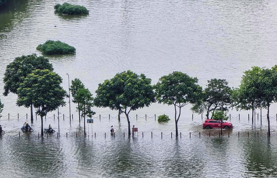 Khoảng 19 giờ ngày 23/7, cơn mưa với cường độ lớn bắt đầu xuất hiện trên địa bàn Hà Nội. Mưa lớn kéo dài từ đêm đến sáng đã khiến nhiều tuyến đường, phố ở Hà Nội trong sáng 24/7 ngập sâu, gây khó khăn cho người và phương tiện khi tham gia giao thông. (Ảnh: Việt Anh/Vietnam+)