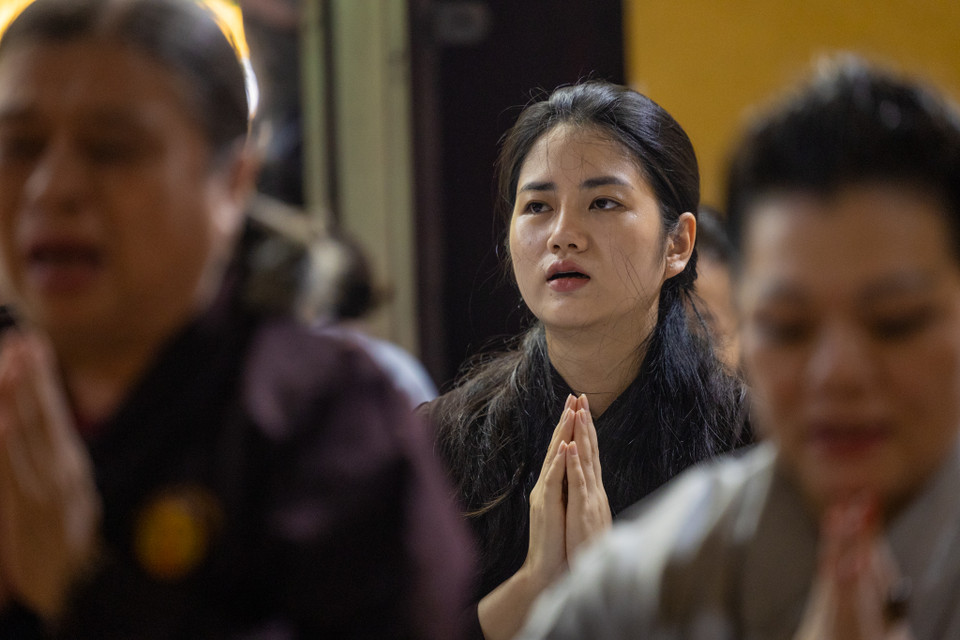 Chị Trần Thị Thuỷ (Hồng Mai, Hà Nội) đã có mặt tại chùa Quán Sứ ngay từ 2 giờ chiều để dự lễ cầu siêu. "Khi biết tin Tổng Bí thư từ trần tôi cảm thấy rất thương tiếc và xúc động. Chính vì vậy tôi đã đến đây với mong muốn được cầu siêu, bày tỏ lòng tưởng nhớ Tổng Bí thư." (Ảnh: Minh Sơn/Vietnam+)