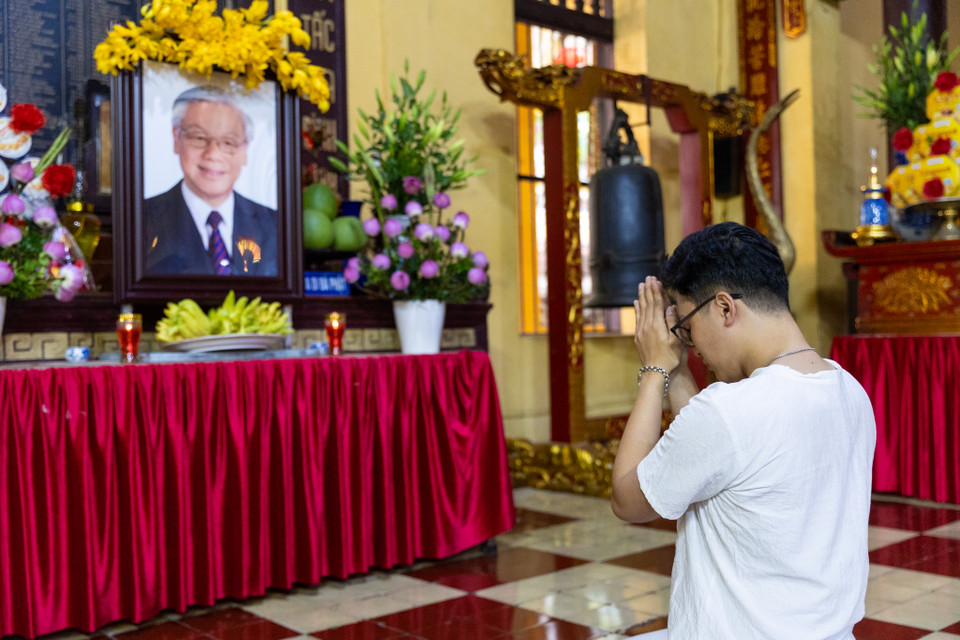 Đồng thời, chùa Quán Sứ cũng mở cửa từ 7h30 sáng đến 21h30 để các Phật tử và người dân xung quanh đến thắp hương tưởng niệm, bày tỏ lòng tiếc thương Tổng Bí thư Nguyễn Phú Trọng. (Ảnh: Minh Sơn/Vietnam+)