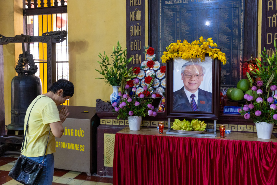 Trước đó, chư Tăng và Phật tử chùa Quán Sứ (Hà Nội) đã lập hương án thờ Tổng Bí thư Nguyễn Phú Trọng ngay tại chính điện của chùa Quán Sứ. Hàng ngày, các chư Tăng và Phật tử thực hiện các thời khóa tụng kinh cầu siêu để cầu siêu và tưởng niệm Tổng Bí thư Nguyễn Phú Trọng. (Ảnh: Minh Sơn/Vietnam+)