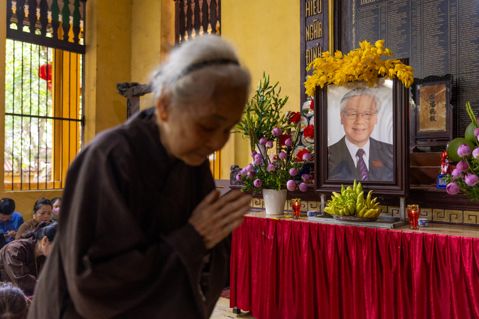 Nhiều người dân đến đây để bày tỏ lòng thành kính, tiếc thương với nhà lãnh đạo trí tuệ, kiên trung, mẫu mực của Đảng, Nhà nước và nhân dân ta. (Ảnh: Minh Sơn/Vietnam+)