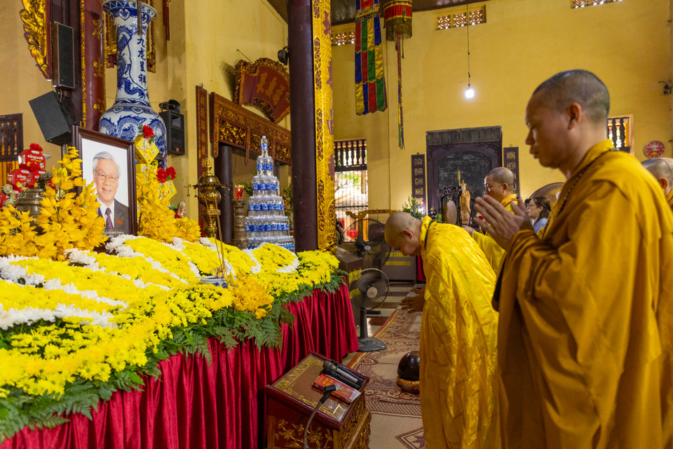 Đông đảo Phật tử, người dân đã có mặt từ sớm. (Ảnh: Minh Sơn/Vietnam+)
