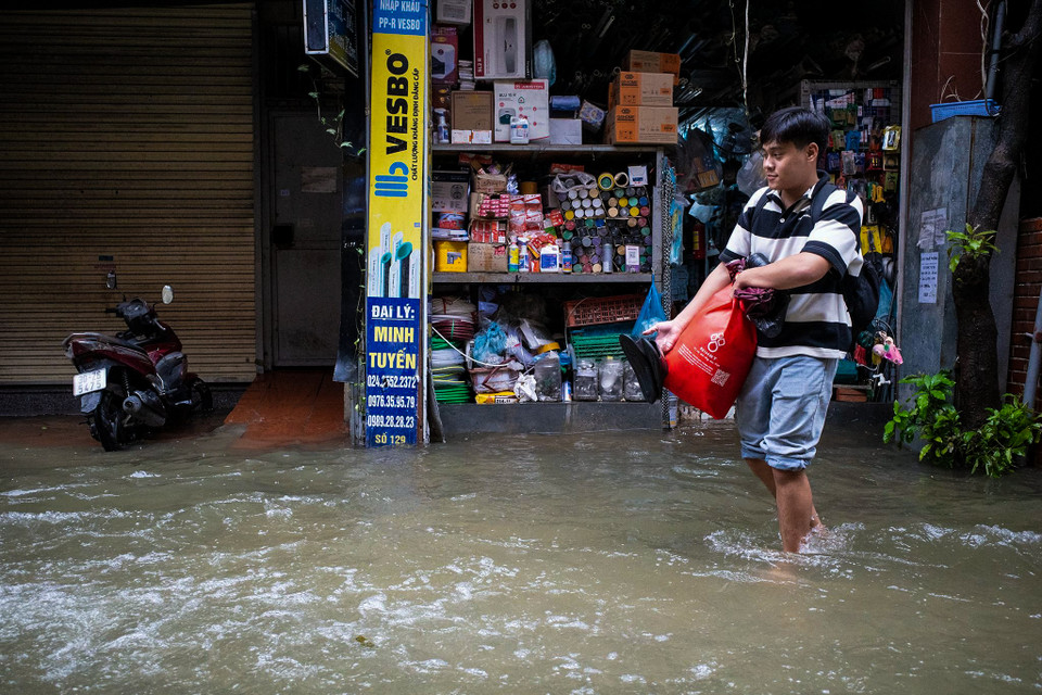 Thống kê của Công ty Trách nhiệm hữu hạn Một thành viên Thoát nước Hà Nội cho biết, nhiều nơi tại Thủ đô trong đêm 23 rạng sáng 24/7 đã ghi nhận lượng mưa trên 100 mm, có nơi trên 150 mm như Yên Nghĩa, Văn Phú (quận Hà Đông), xã Yên Sở (huyện Thanh Trì). (Ảnh: Minh Hiếu/Vietnam+)