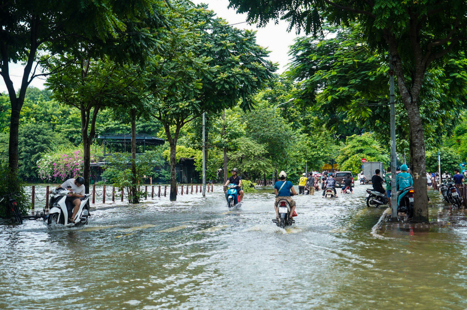 Khu vực Văn Quán (Hà Đông) người dân phải đi lại trong tình trạng ngập úng khó khăn. (Ảnh: Việt Anh/Vietnam+)