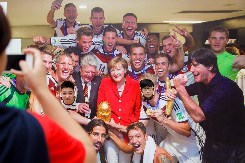 Hay chụp ảnh cùng đội tuyển và Thủ tướng Đức với chiếc cup vô địch Word Cup 2014. (Ảnh: Thành Nguyễn/Vietnam+)