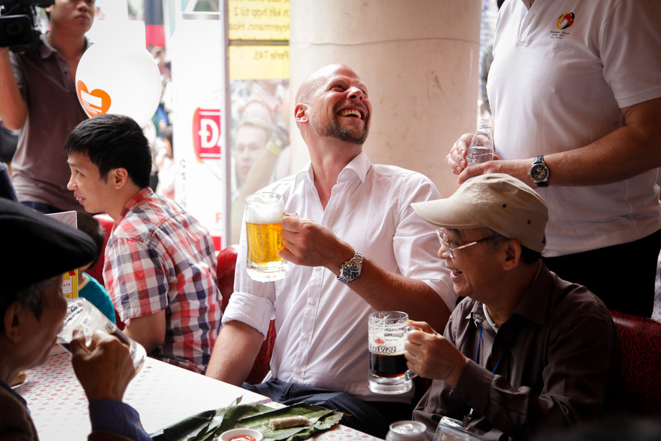 Bia Pilsner bắt đầu trở nên nổi tiếng với hương vị đặc biệt cũng như màu vàng óng ánh của nó đã chiếm được cảm tình của tất cả những người sành bia từ Cộng hòa Séc, Đức.(Ảnh: Thành Nguyễn/Vietnam+)