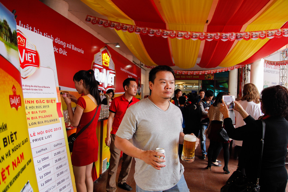 Khách tham quan hào hứng với sản phẩm bia mới được giới thiệu.(Ảnh: Thành Nguyễn/Vietnam+)