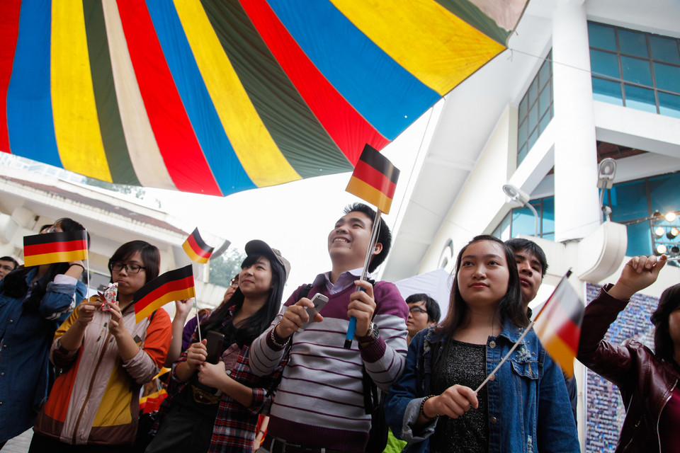 Các bạn trẻ Hà Nội lắc lư theo điệu nhạc sôi động. (Ảnh: Thành Nguyễn/Vietnam+)