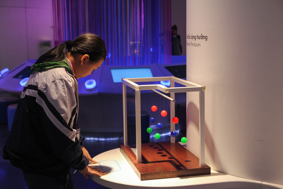Trải nghiệm sự kỳ thú của khoa học. Chắc chắn các em sẽ có một buổi học đáng nhớ. (Ảnh: Minh Sơn/Vietnam+)