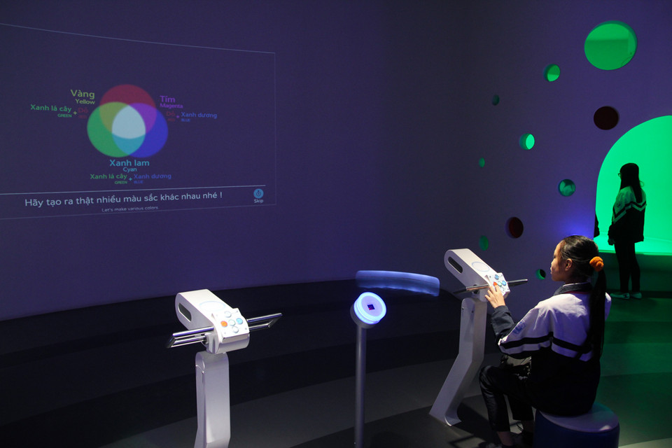 Tự tay tìm hiểu những kiến thức khoa học cực kỳ bổ ích. (Ảnh: Minh Sơn/Vietnam+)