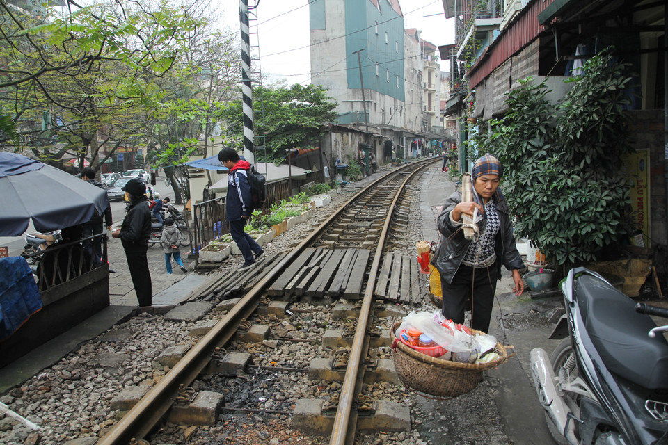 Một đoạn khác trên đường Phùng Hưng, người dân còn bắc ván để dễ bề đi lại. (Ảnh: Minh Sơn/Vietnam+)