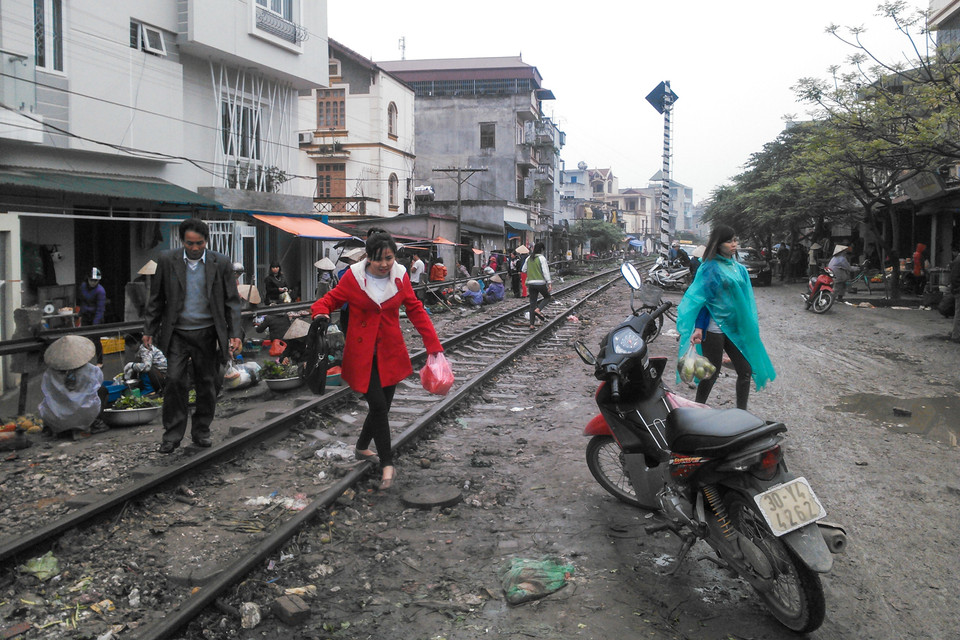 Họp chợ nhộn nhịp ngay trên đường ray tàu ở đường Cổ Nhuế, đoạn ga Phú Diễn. (Ảnh: Minh Sơn/Vietnam+)