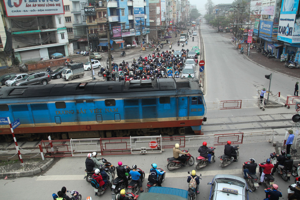 Theo Ủy ban An toàn Giao thông Quốc gia, tai nạn đường sắt có chiều hướng gia tăng. Trong 9 ngày Tết Nguyên đán Ất Mùi, đã xảy ra 10 vụ tai nạn đường sắt làm 9 người chết và 3 người bị thương. (Ảnh: Minh Sơn/Vietnam+)