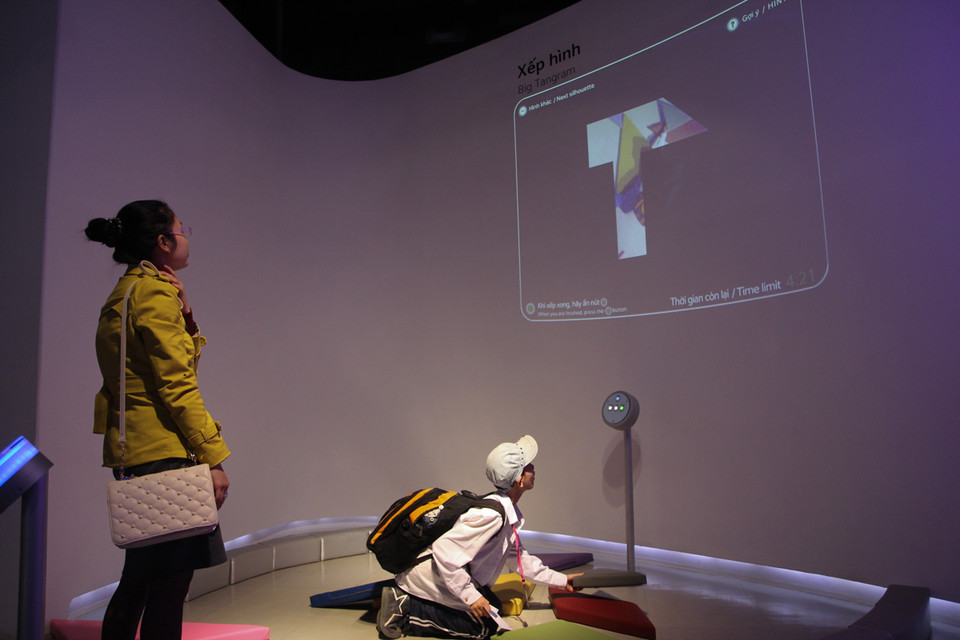 Bạn Giang (lớp 9, trường Trung học cơ sở Cát Linh) hào hứng chia sẻ: ‘Đây là lần đầu tiên em tham gia một chương trình hay như vậy, những việc hàng ngày làm rất dễ nhưng vào đây lại rất khó’. (Ảnh: Minh Sơn/Vietnam+)