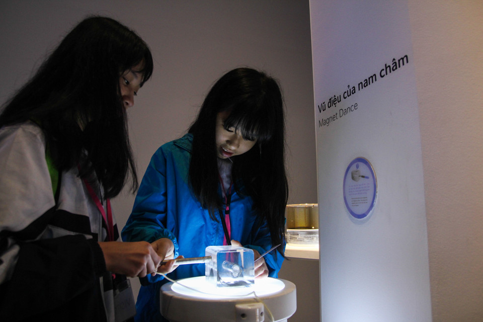 Khám phá những thí nghiệm vật lý thường ngày. (Ảnh: Minh Sơn/Vietnam+)