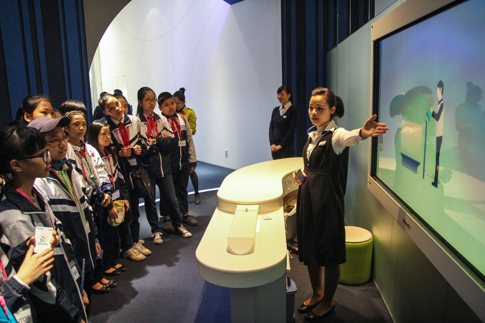 Bên cạnh các thí nghiệm cực kỳ thú vị trên, các em còn được trải nghiệm hiệu ứng 3D kỳ ảo tại Rạp hát Ảo thuật. (Ảnh: Minh Sơn/Vietnam+)