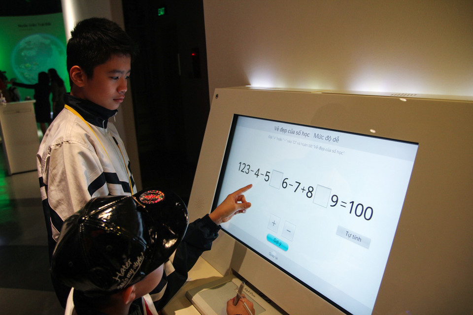 Chạy đua làm phép tính nhanh với máy tính. (Ảnh: Minh Sơn/Vietnam+)