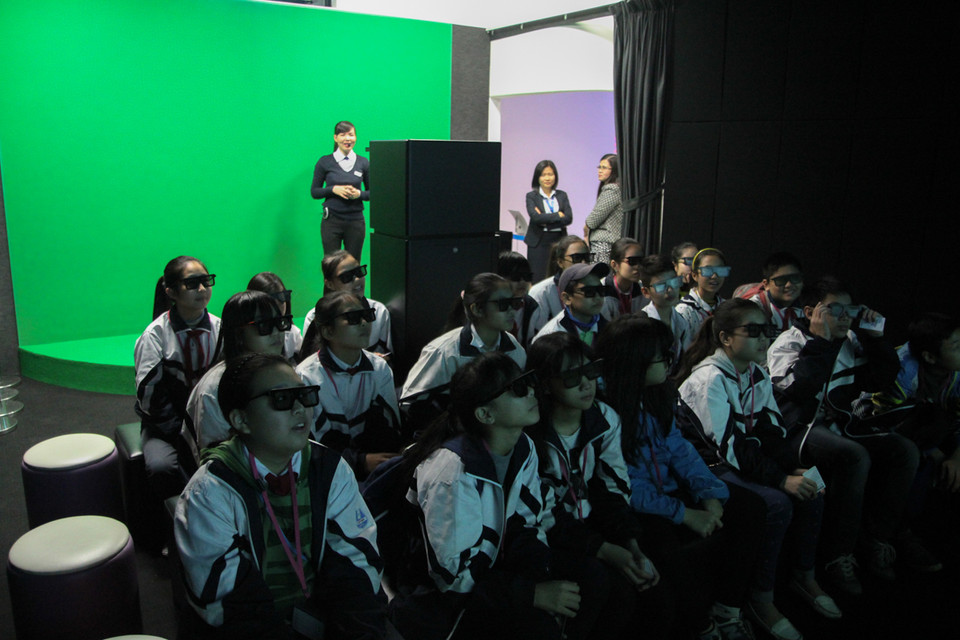 Thích thú theo dõi tương tác giữa người thật và hình ảnh ba chiều. (Ảnh: Minh Sơn/Vietnam+)