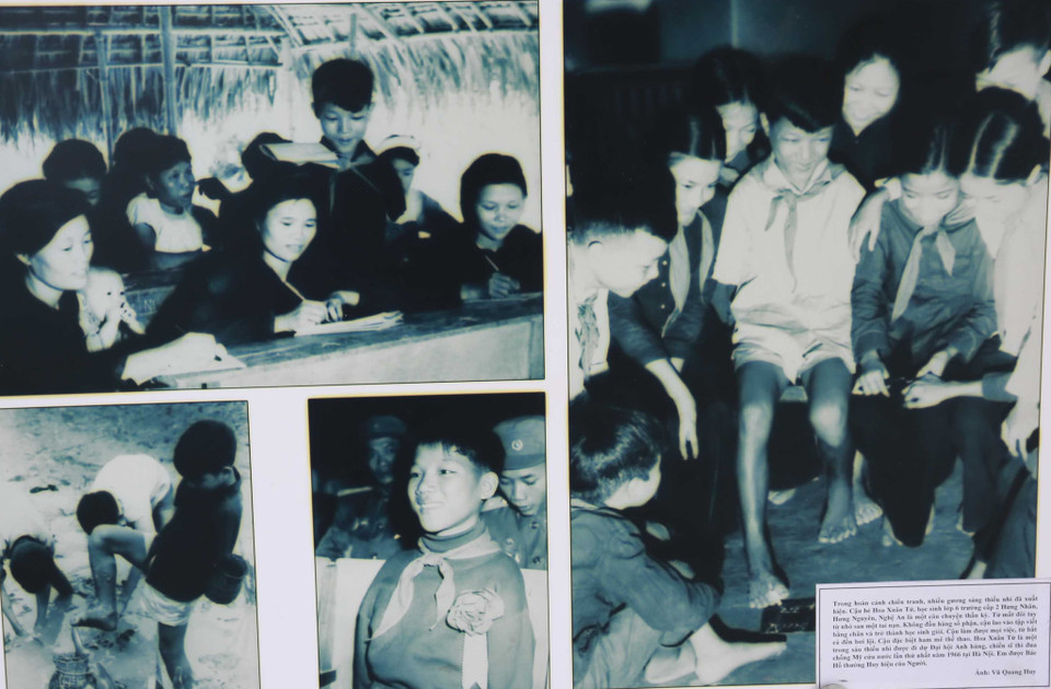 Hay những buổi học ở nơi sơ tán, ôn bài ở cửa hầm,… đã gây ấn tượng mạnh cho du khách. 