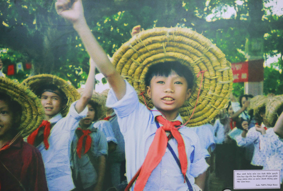 Hình ảnh chú bé đội mũ rơm giơ tay quyết tâm học tốt, lao động tốt của một nhiếp ảnh gia Nhật Bản khiến người xem ấn tượng. 