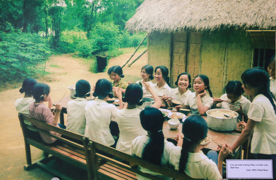 Người xem sẽ được thấy hình ảnh các em hăng hái tham gia lao động sản xuất từ đan nón, chăn trâu cắt cỏ... bên những trang sách học trò. 