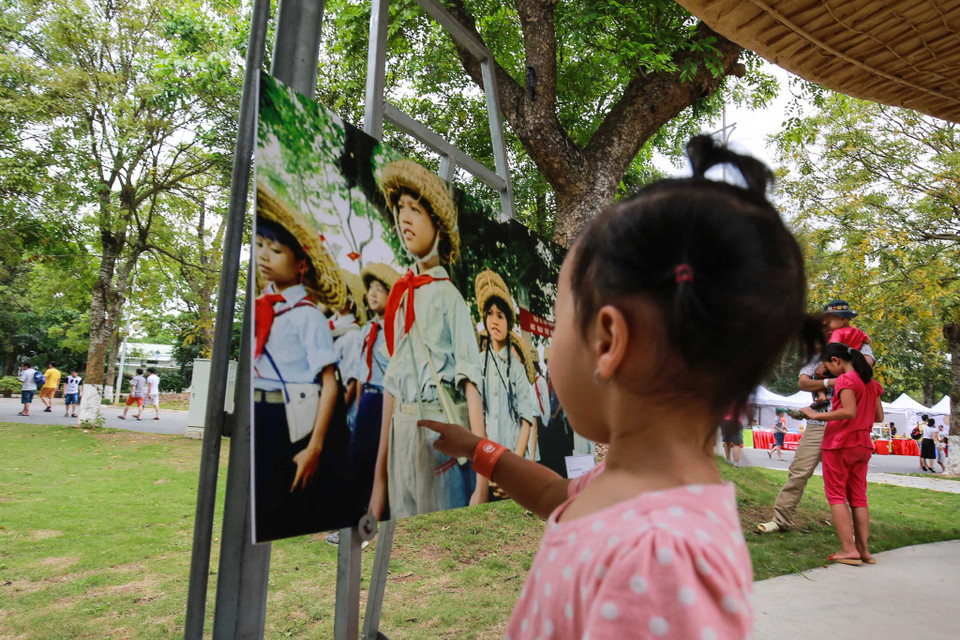 Những em nhỏ thích thú khi nhìn thấy hình ảnh của thế hệ cha anh. 