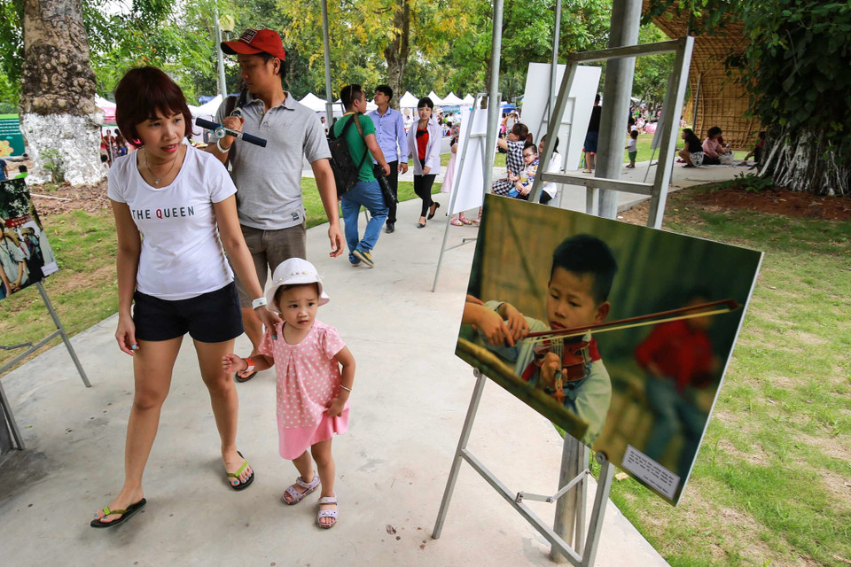 Chiều 1/5, tại khu đô thị Ecopark đã khai mạc triển lãm ảnh ‘Trẻ em thời chiến’. 