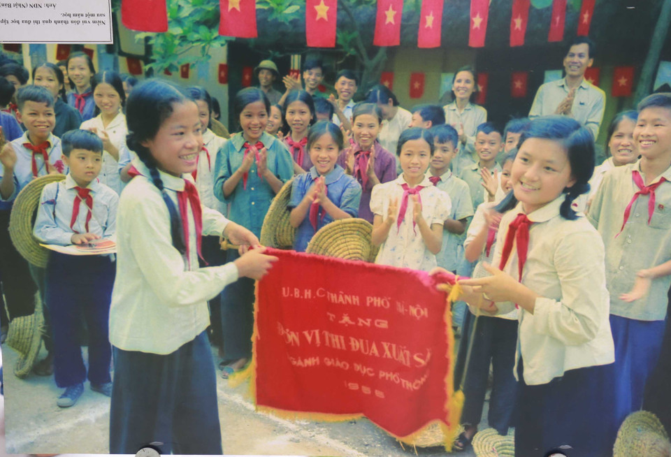 Niềm vui khi nhận cờ thi đua của thành phố. 