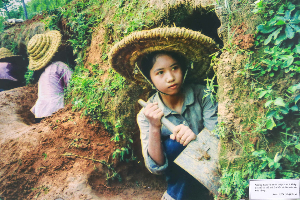 Hay các em nhỏ đào hầm trú ẩn cá nhân. 