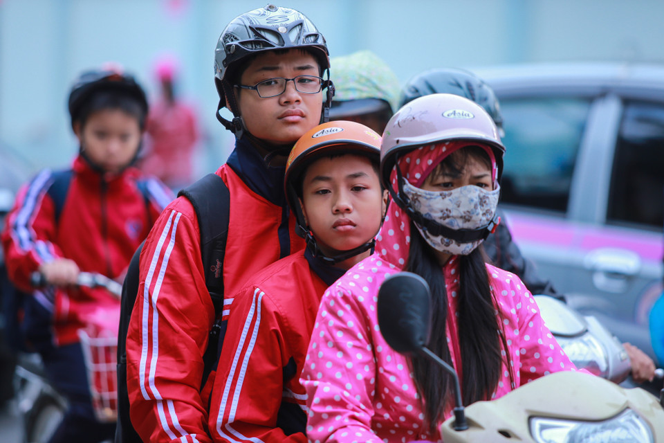 Những ngày này, học sinh đều phải mặc đồng phục mùa Đông đến trường. (Ảnh: Minh Sơn/Vietnam+)
