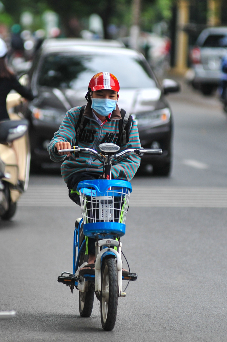 Một học sinh co ro trên đường đến trường. (Ảnh: Minh Sơn/Vietnam+)