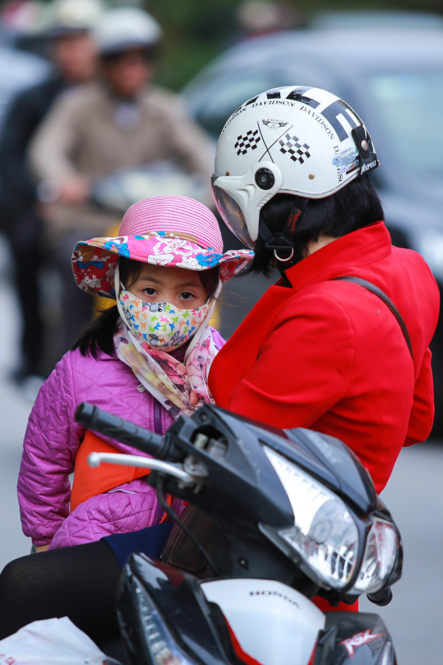 Một bé gái được mẹ quấn lại khăn cho kín trước khi vào trường. (Ảnh: Minh Sơn/Vietnam+)