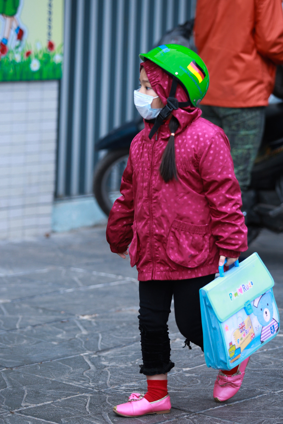 Vất vả nhất trong thời gian này là học sinh tiểu học khi các em có sức đề kháng yếu, nếu không mặc đủ ấm các em dễ bị cảm lạnh. (Ảnh: Minh Sơn/Vietnam+)